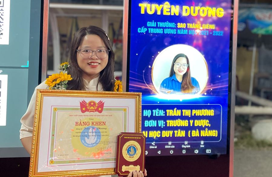 Nữ sinh Khoa Y Đại học Duy Tân nhận Giải thưởng "Sao tháng Giêng" 2022